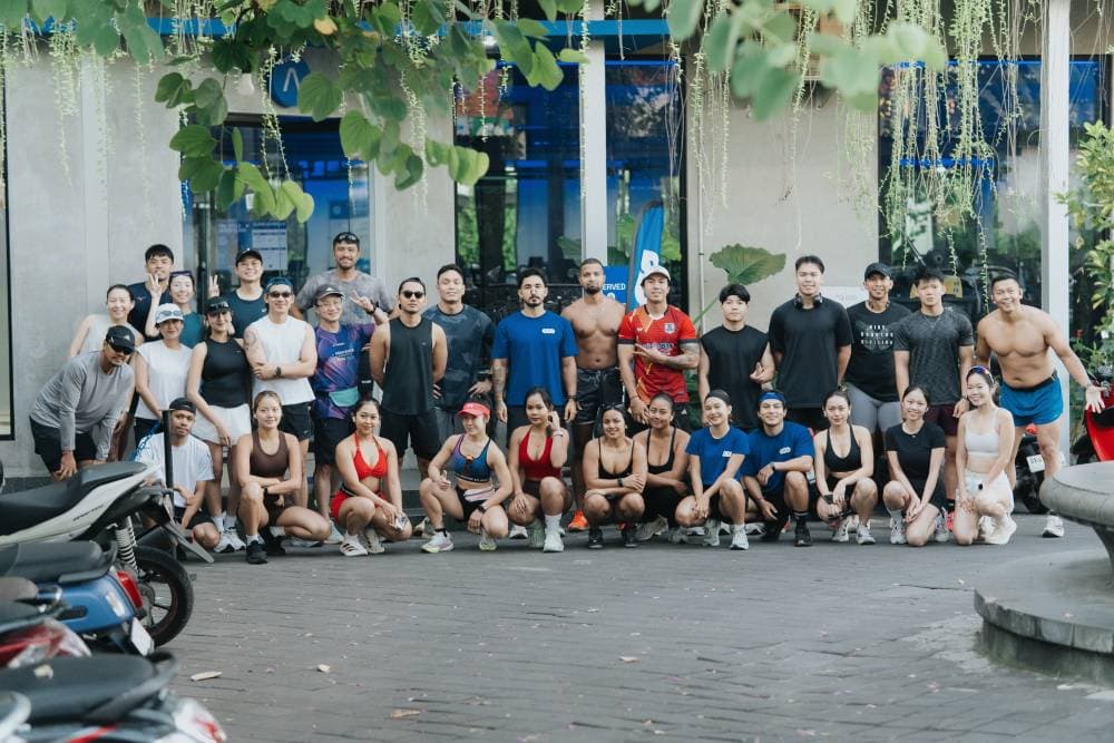 Group of fitness enthusiasts from Avenue Running Club posing outdoors in athletic attire.